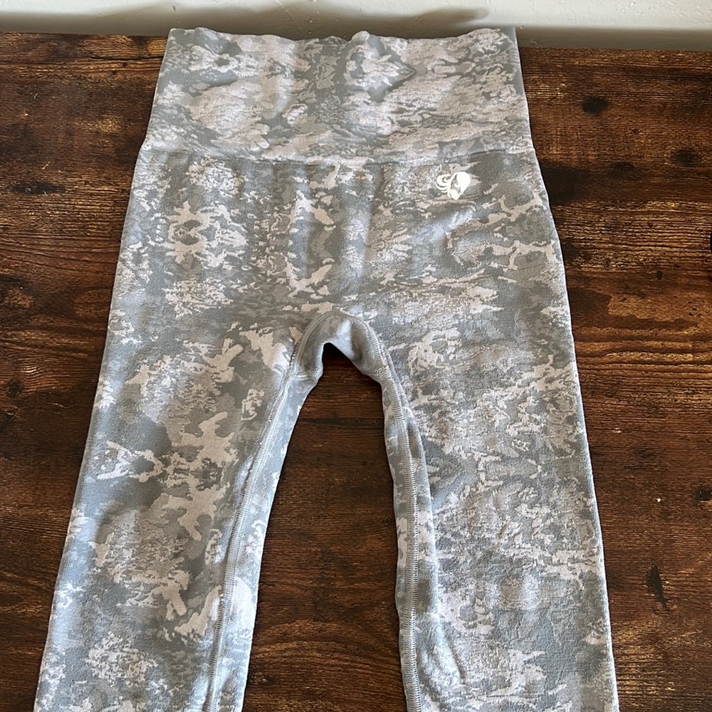 Woman's best leggings. Size small. Grey